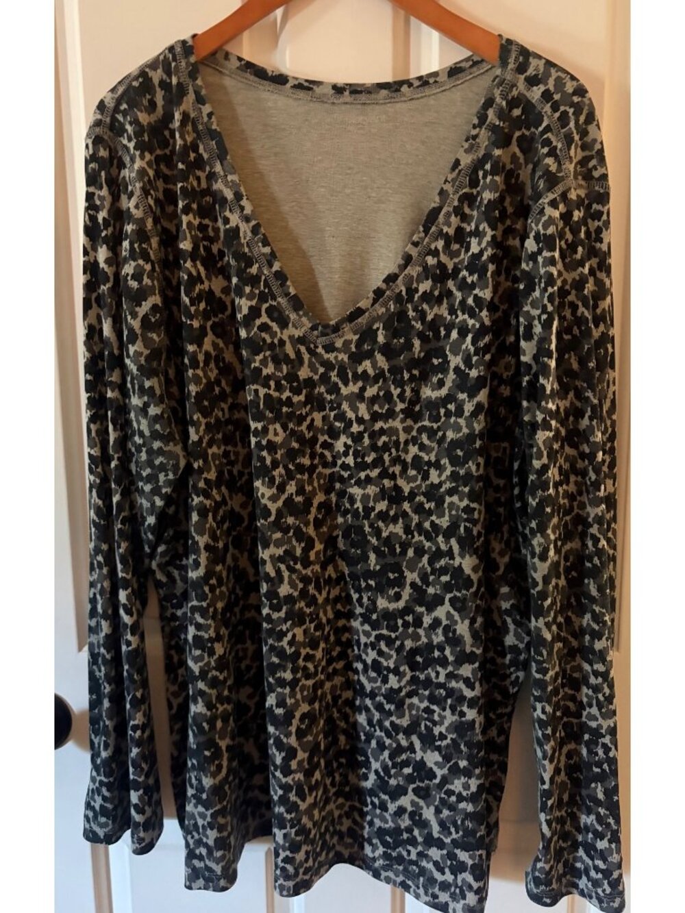 Lane Bryant Plus Size 22/24 Gray & Black Leopard Print Long Sleeve V-Neck Top